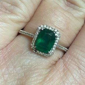 size 8 925 silver ring with emerald green center stone and topaz white stones